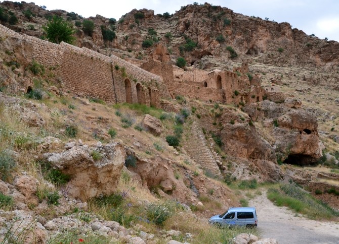 Samochód ekipy TwS na parkingu pod monastyrem Mor Augin