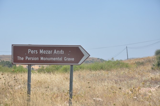 Kierunkowskaz prowadzący do Taş Kule