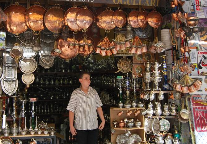 Stoisko z wyrobami miedzianymi w Şanlıurfie