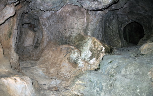 Otwory w jaskini