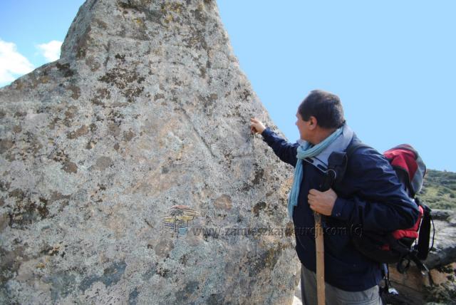Na tej pozostałości budynku ktoś wypisał grecki alfabet