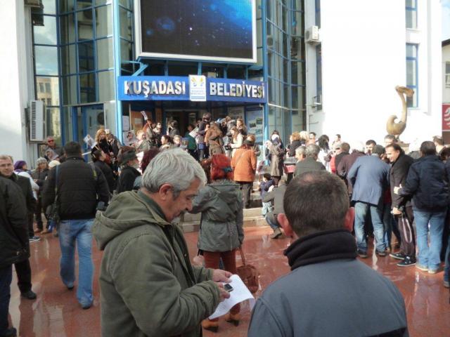 Z minuty na minutę ludzi przybywało